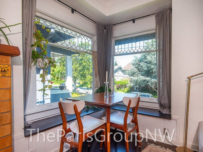 Building Photo - Remarkably Remodeled Queen Anne Home w/Air Conditioning!