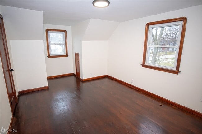 Building Photo - 483 Bank St