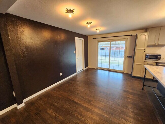 Building Photo - Spacious 5 Bed Home with Finished Basement, Multiple Living Areas & Private Backyard