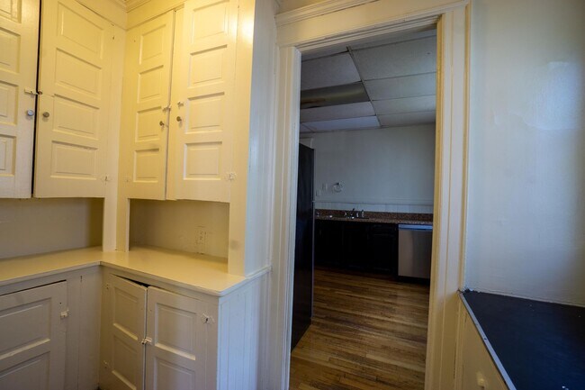 Building Photo - First Floor 3 Bedroom Apartment Close To C...