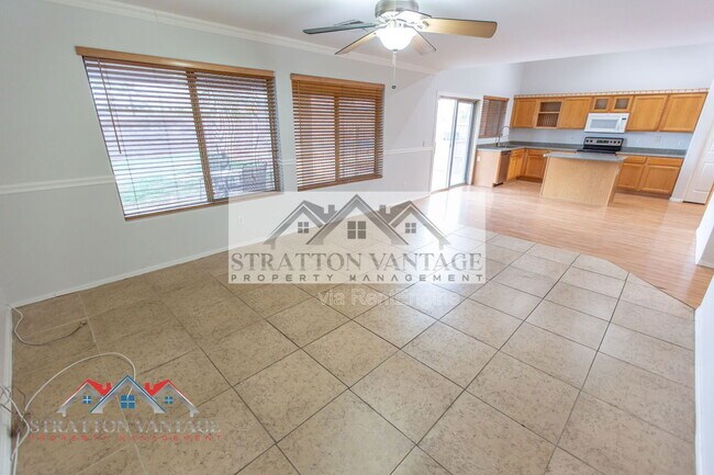 Building Photo - 2805 S Abbey Cir