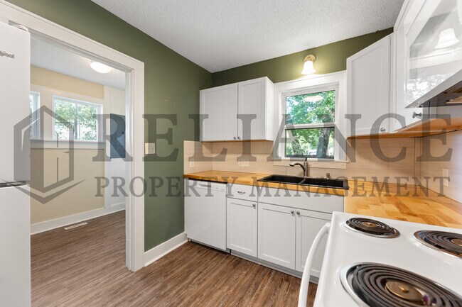 Building Photo - 221 N Walnut St