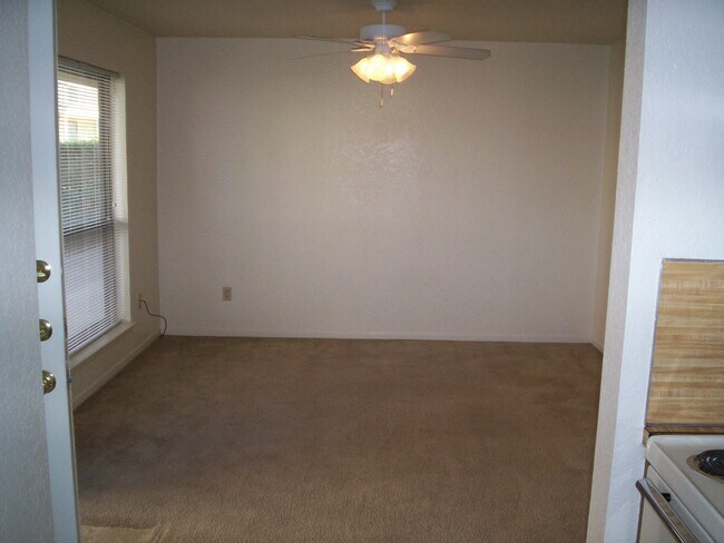 Building Photo - 2205 Botanical Dr