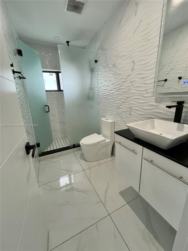 Building Photo - 575 NE 179th Dr