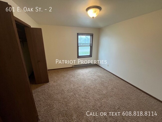 Building Photo - 601 E Oak St