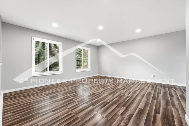 Building Photo - Gorgeous Home with Central AC and Fenced Yard