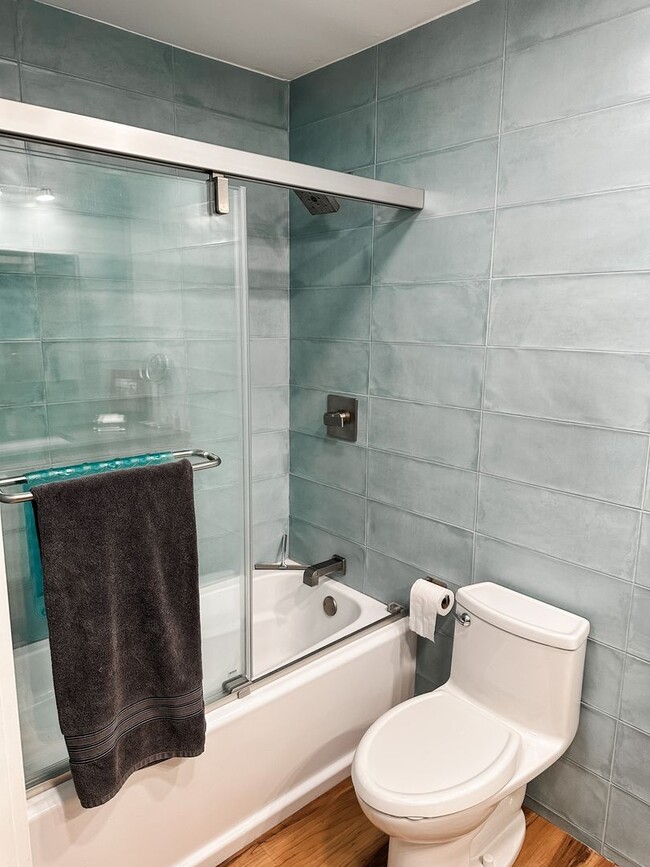 Building Photo - Lovely furnished 3 bedroom 2 bath home in ...