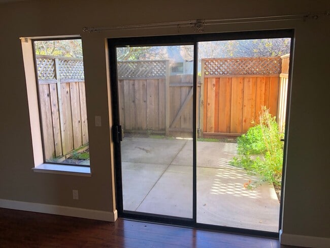 Building Photo - 2Br/2Ba - 1 Car Garage Townhouse in the He...
