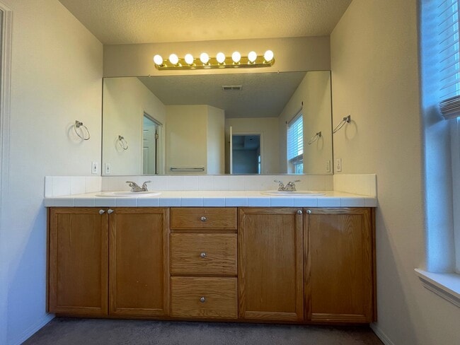 Building Photo - Hillsboro 3Bedroom 2.5 Bath + Den ~ Includes Washer & Dryer and Garage ~ Orenco Gardens Neighborh...