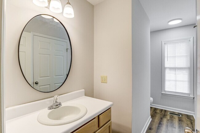 Building Photo - Charming 3 Bedroom Home