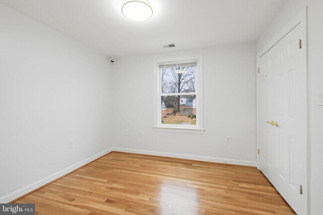 Building Photo - 711 Lamberton Dr