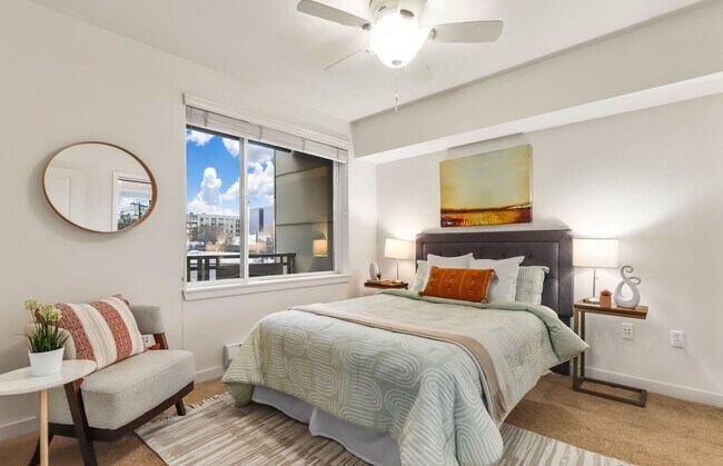 Building Photo - Enjoy comfort and luxury Seattle 1 bed/1 b...