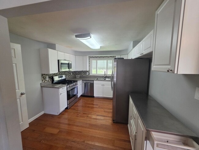 Building Photo - 3-bedroom, 2-bath home in West Mifflin