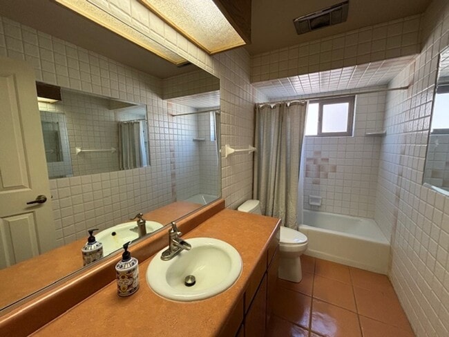 Building Photo - 3 Bedroom - 2 Bath Pool Home on the Golf Course