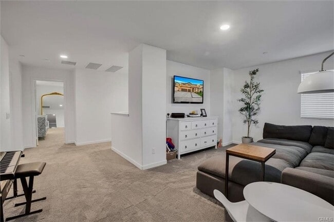 Building Photo - Stunning and Spacious 5BR 3BA Home w/ Solar Panels + Community Pool + Basketball/Tennis Court + S...