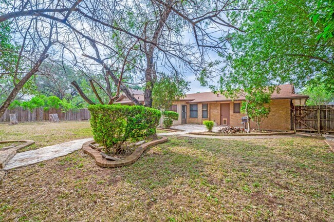 Building Photo - Thousand Oaks neighborhood! Over 1800 sqft!