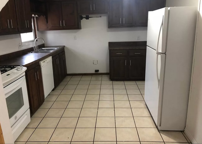 Building Photo - 3 Bedroom | 1 Bathroom Home | w/car port in drive | PET FRIENDLY