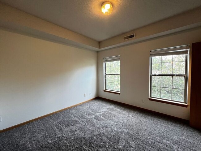 Building Photo - $1,325 | 2 Bedroom, 2 Bathroom Condo | Pet...