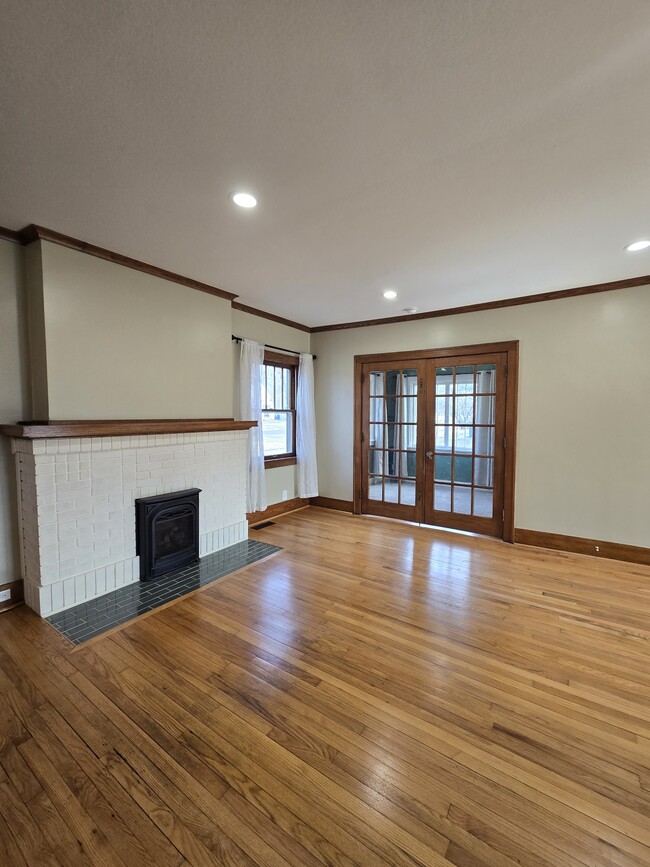 Building Photo - 1321 W Univ Ave