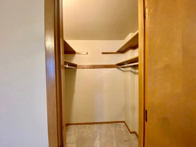 Building Photo - 2 Bed/1.5 Bath Ground floor