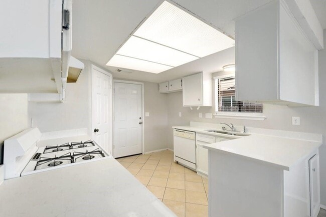 Building Photo - 1214 Doonesbury Dr