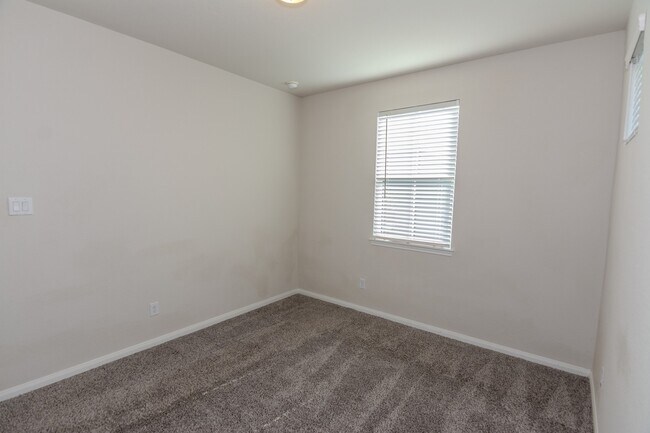 Building Photo - 4120 Split Ivy Dr