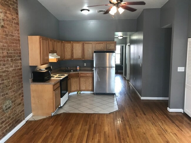 Building Photo - Comfy 2/3 Bedroom apartments