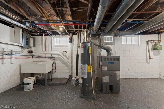 Building Photo - 3406 Henderson Rd