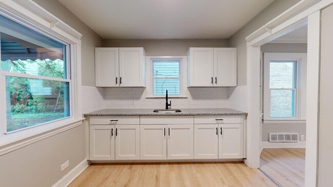 Building Photo - For August Move-In - West Blvd Area - 2 Bedroom Single Family Home
