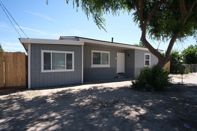 Building Photo - 3 Bedroom 1 Bath -Available NOW