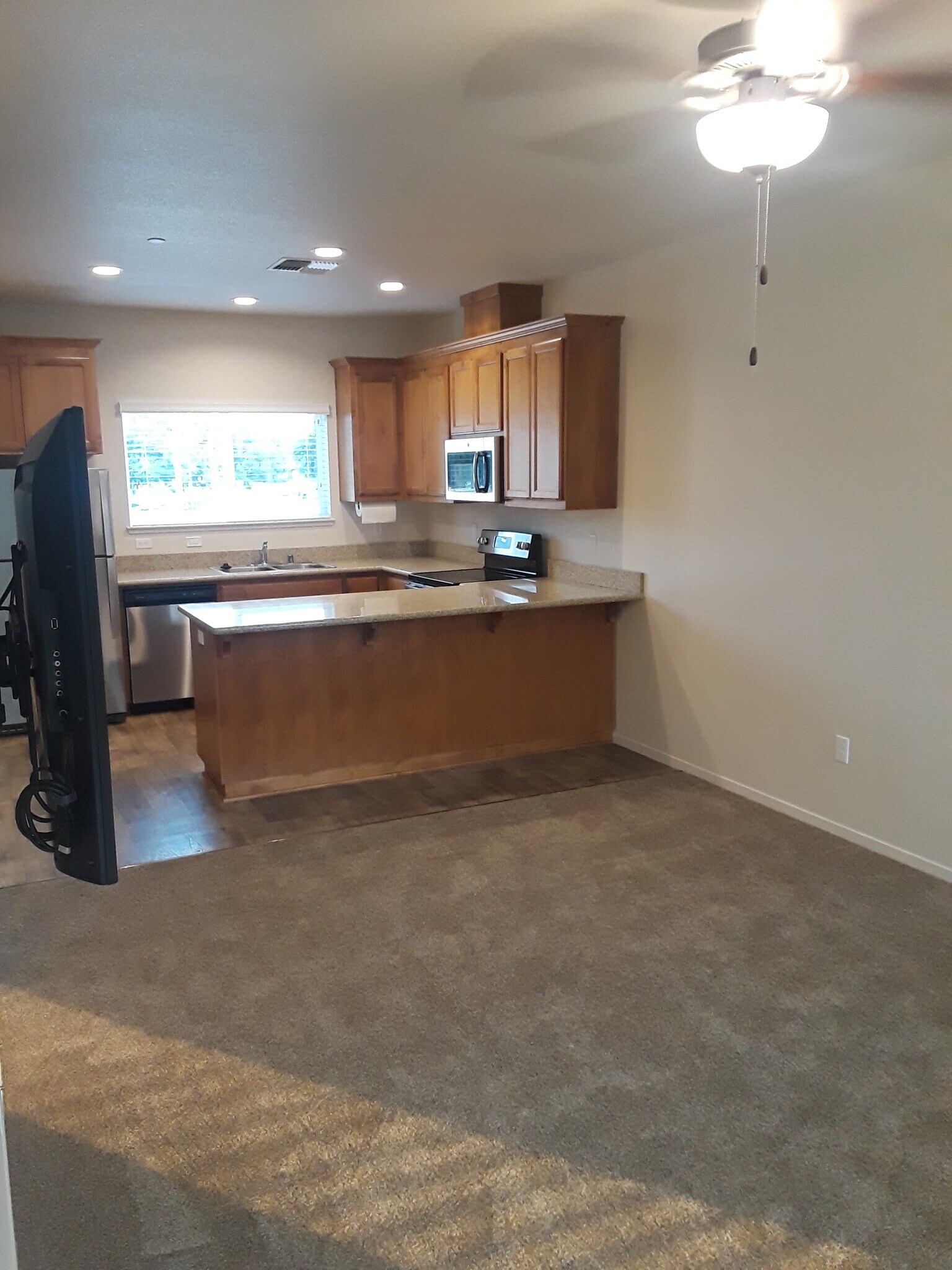 Building Photo - 1005 W 6th St