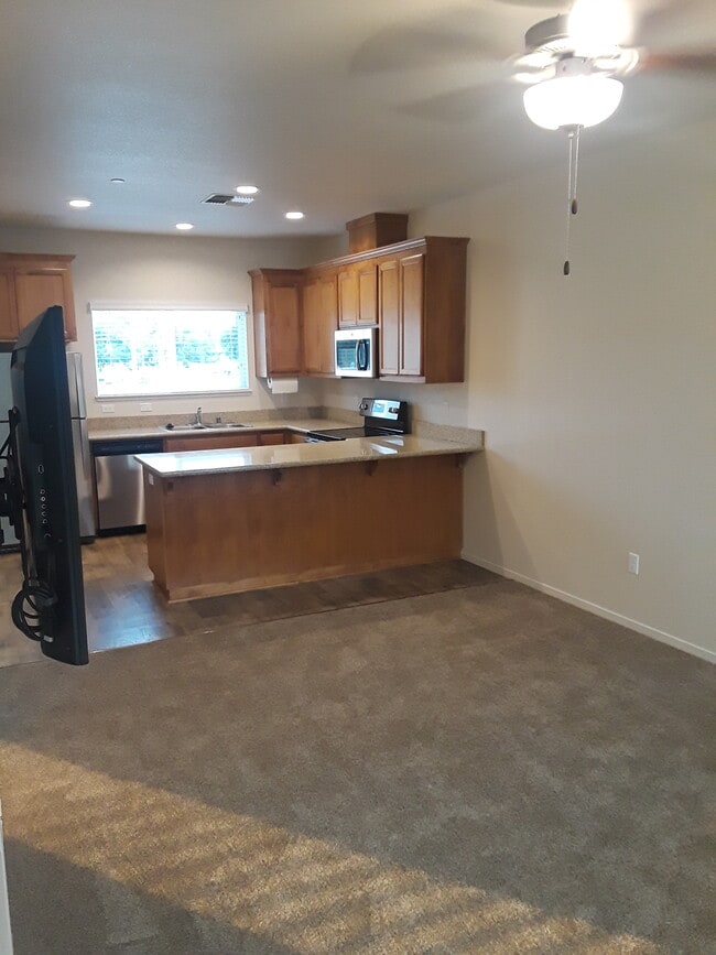 Building Photo - 1005 W 6th St