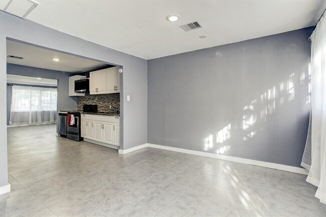 Building Photo - 9005 Cheer St