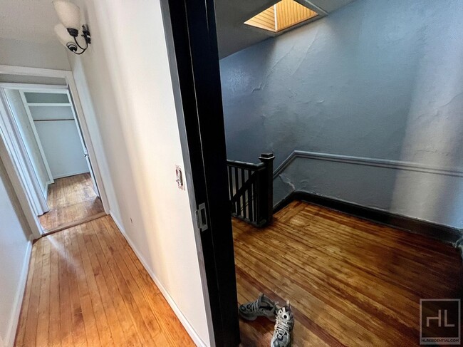 Building Photo - Top Floor 3BR 1BA w/ Laundry & Private Gar...