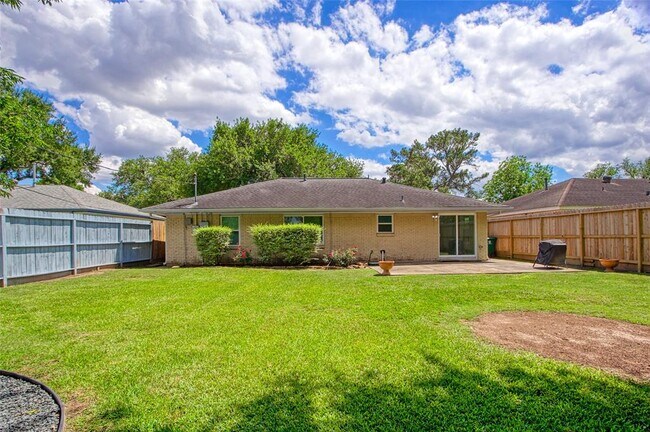 Building Photo - 5206 De Lange Ln