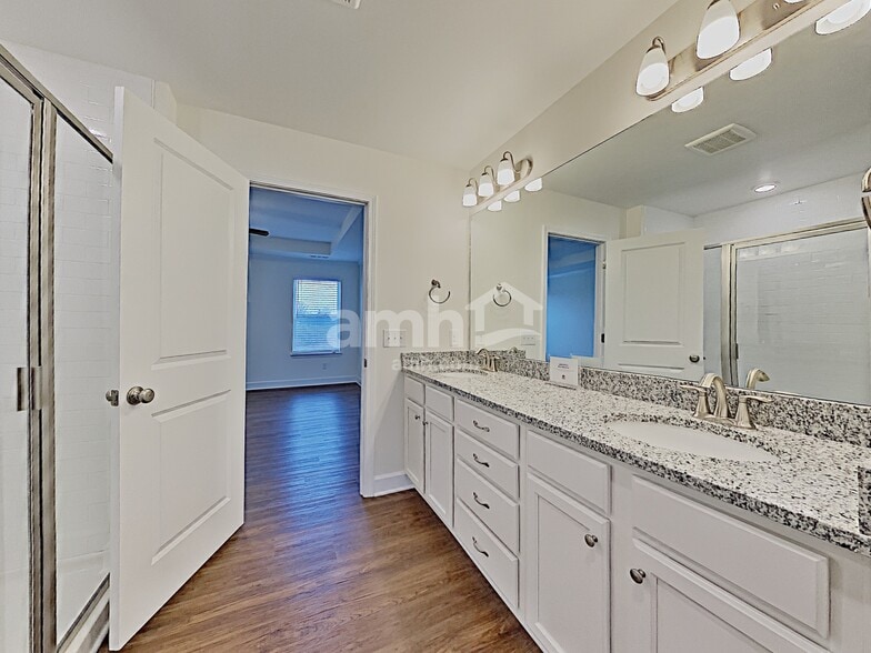 Building Photo - 4900 Chutney Dr