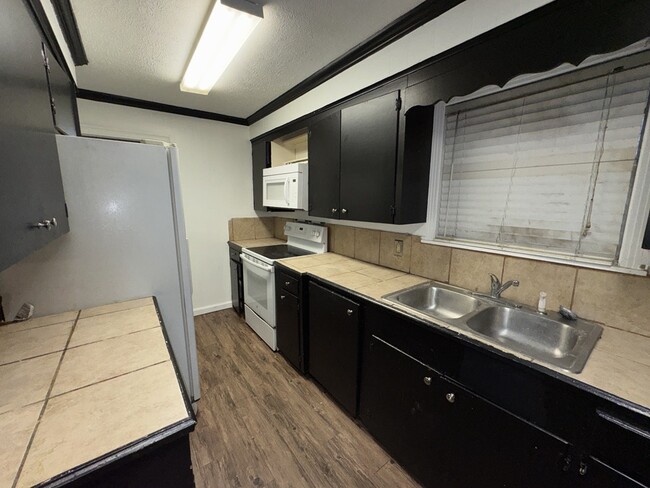 Building Photo - 1219 Shalimar Dr