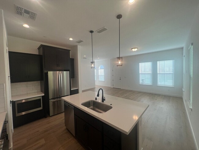 Building Photo - 4 Bed / 3 Bath | Crocker Village Home Available Now