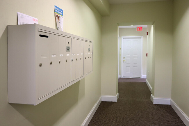 Building Photo - 45 E Lock Ln