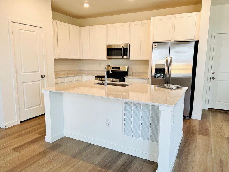 Building Photo - 637 Lillibrook Pl