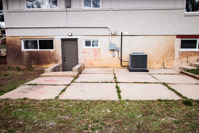 Building Photo - 732 Hislop Dr