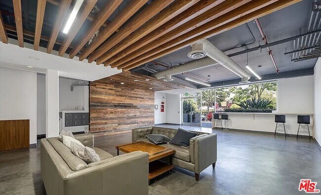 Building Photo - 105 S Mariposa Ave