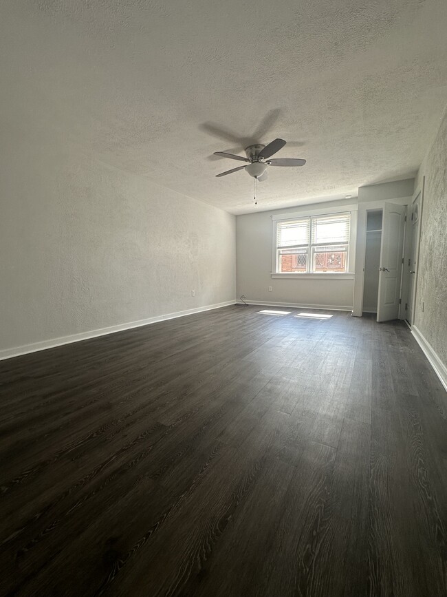 Living/dining room - 526 Park Rd