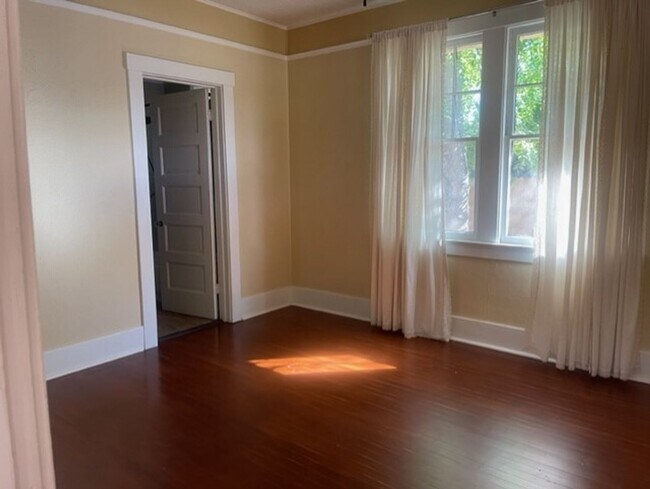 Building Photo - Coming Nov 1st - 3 Bedroom 2 Bath home in ...