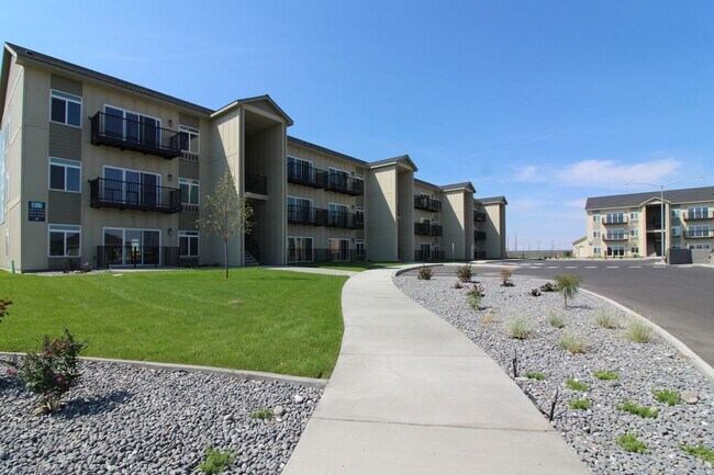 Building Photo - Sandhill Apartments