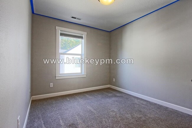 Building Photo - 3 Bed, 2.5 Baths Townhome with 2 Car Garag...