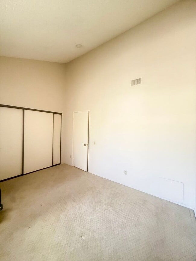 Building Photo - AWESOME 2 BEDROOM 2 BATH CONDO