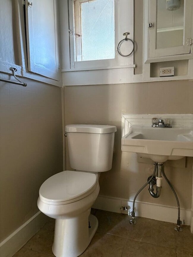 Building Photo - Simply the BEST! Adorable 1 Bedroom/1 Bath...