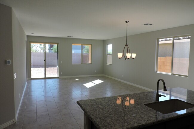 Building Photo - Newer 4 Bed, 2 Bath in Norterra