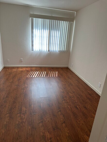 Building Photo - 1405 Oak Grove Ave
